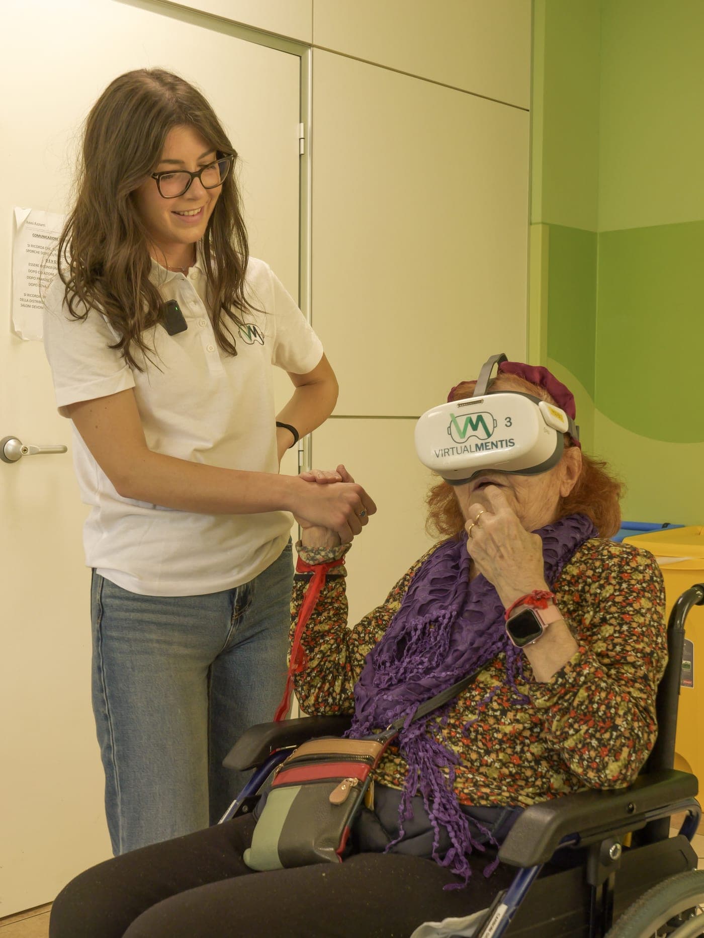 Anziana durante una sessione immersiva Virtualmentis