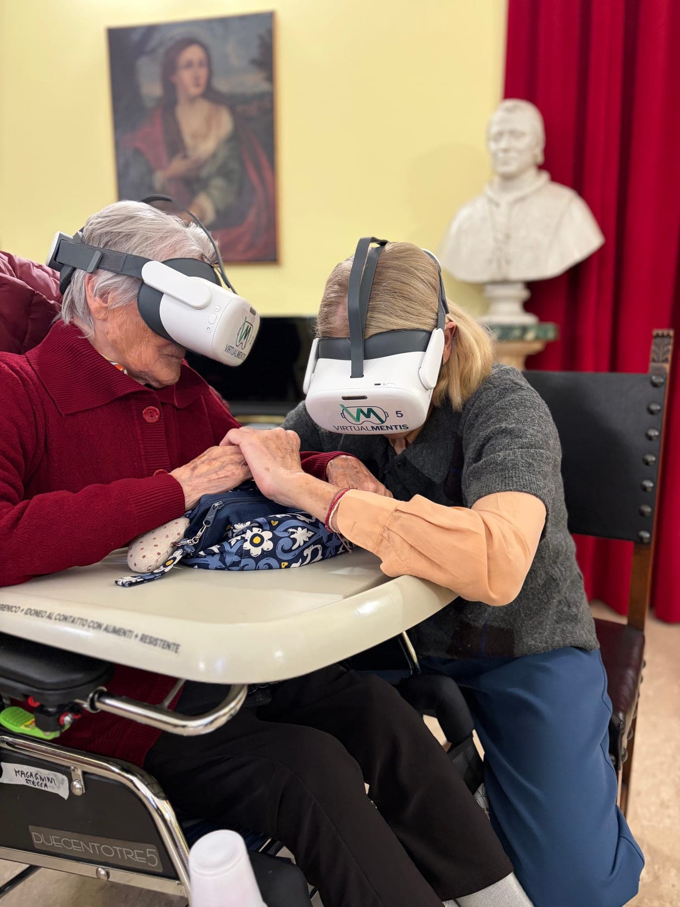 Ospite di una RSA con visore VR Virtualmentis