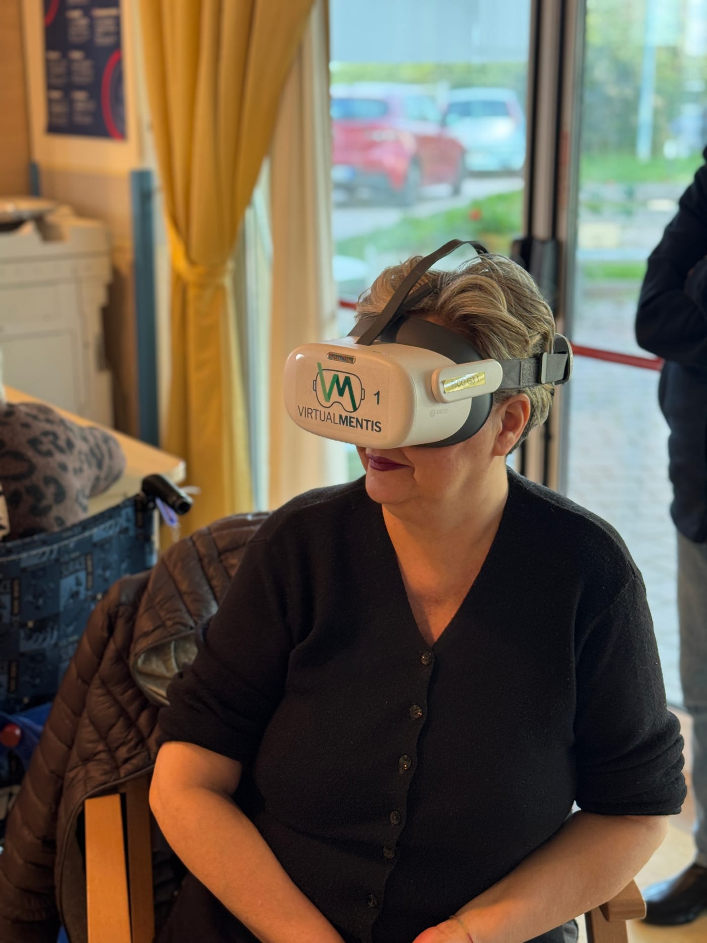 Ospite e operatrice Virtualmentis durante una sessione immersiva